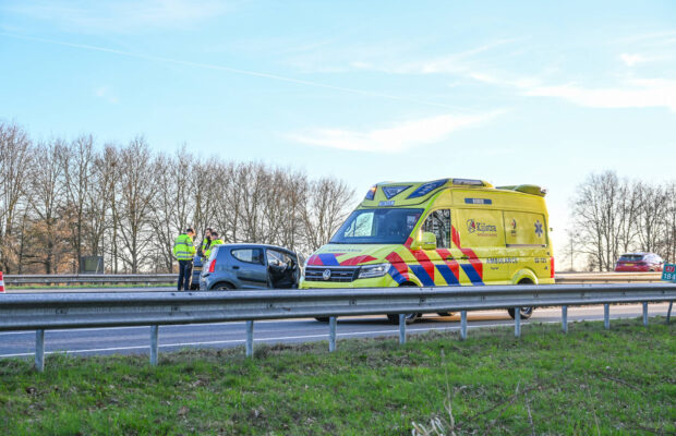 Auto botst tegen vangrail bij Midwolde