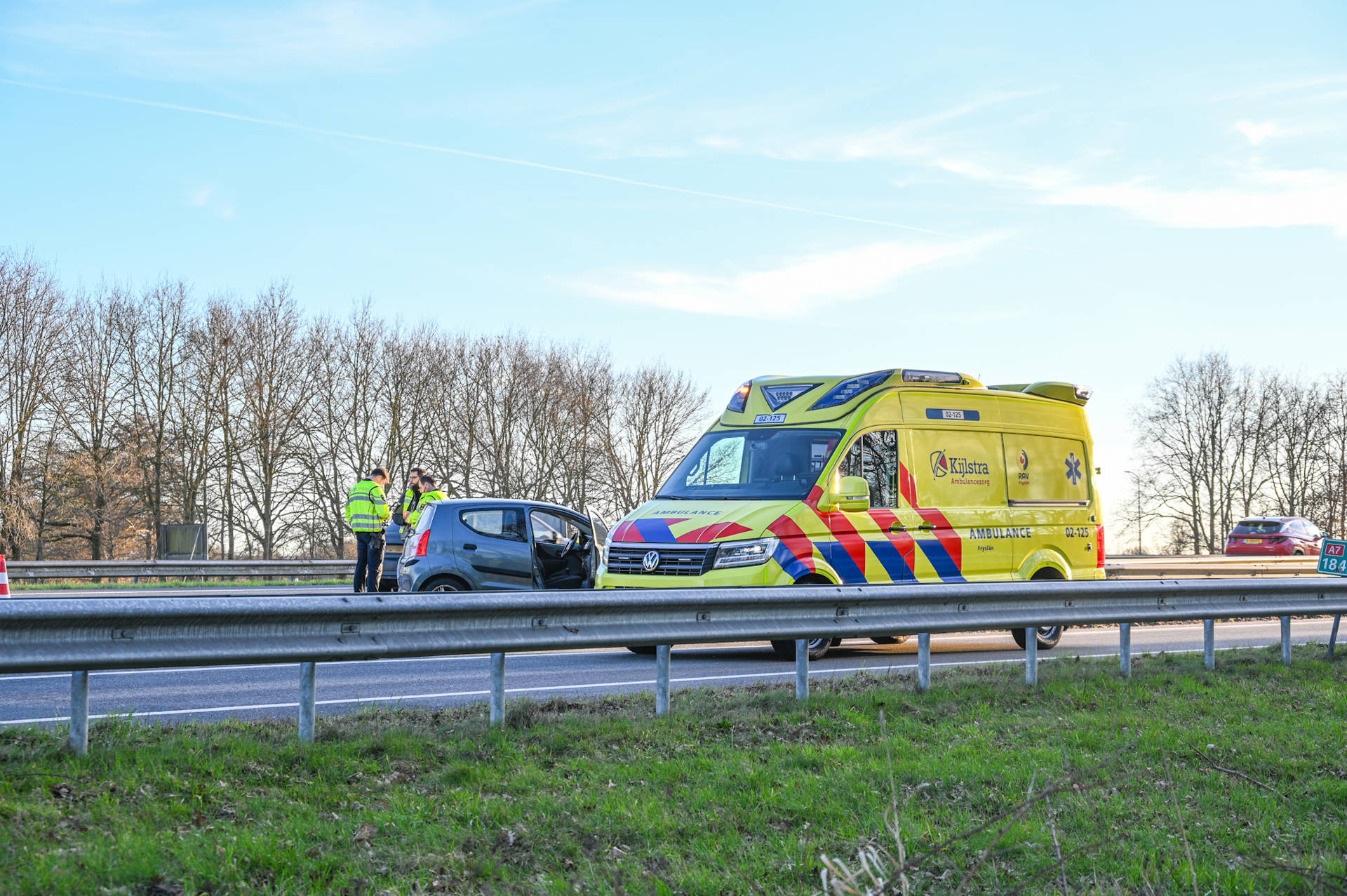 Auto botst tegen vangrail bij Midwolde