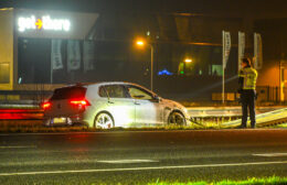 Auto versus vangrail op A7