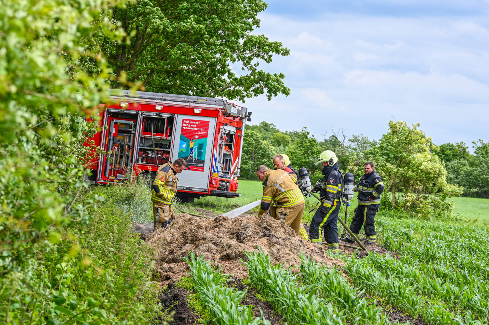 Brandweer rukt uit voor brandende grasbult in Siegerswoude